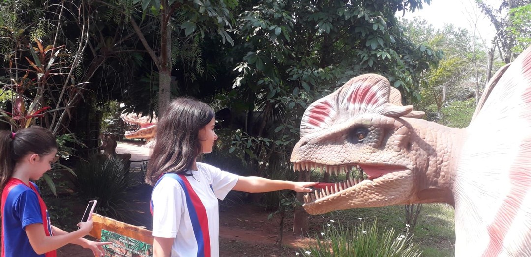 Alunos visitam Vale dos Dinossauros