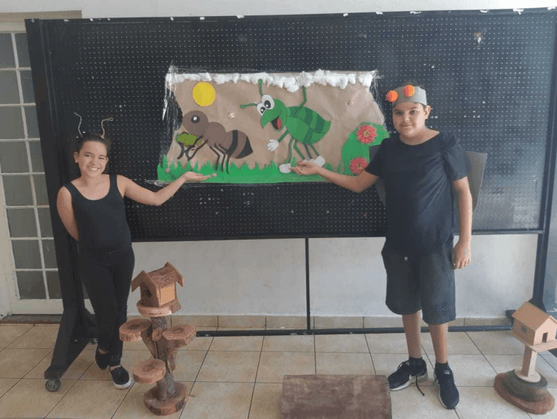 "La cigarra y la hormiga"