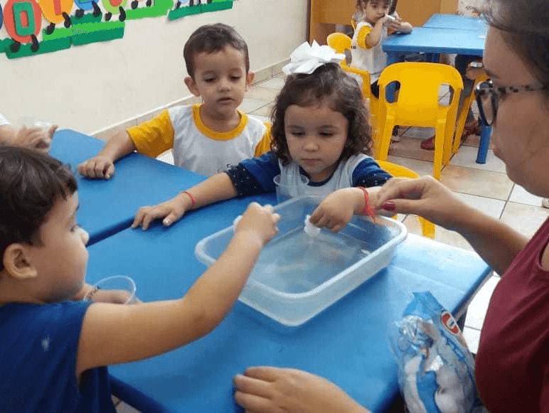 Contação de história desenvolvendo a imaginação