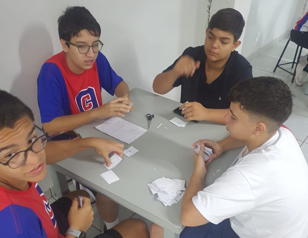 Alunos realizam atividade interativa no jogo Caxeta Iônica