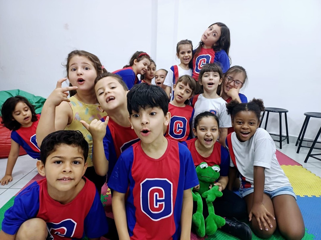 A magia da música e ludicidade Recebendo o Sapinho Pezão