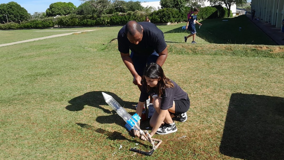 Lançamento de foguetes dos alunos do Colégio Copérnico