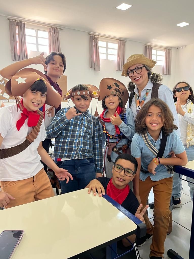 Alunos estudam Fontes Históricas Linguagens e suas Tecnologias