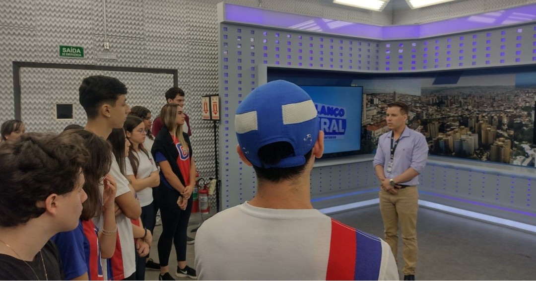 Alunos visitam à Record Tv