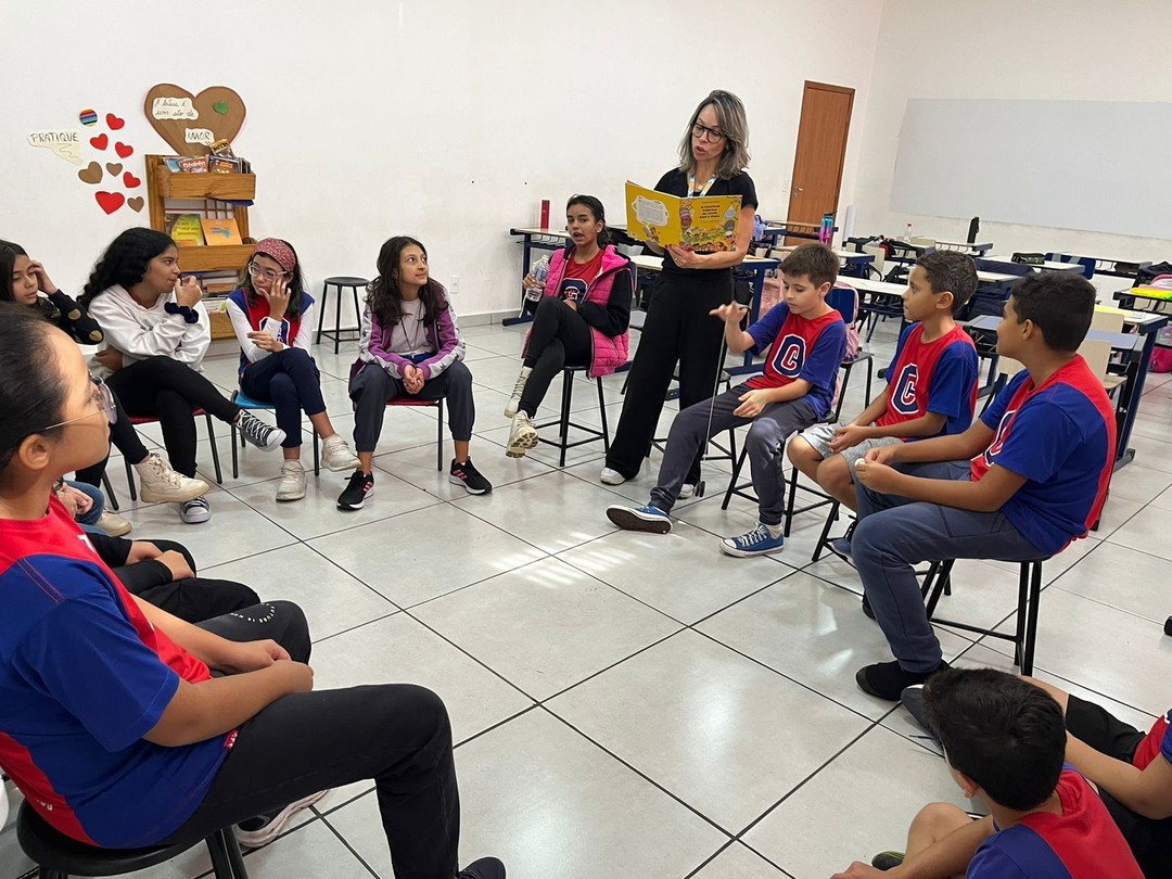 Leitura de livro coletiva